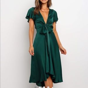 Very beautiful emerald green dress. Does not stretch! Never worn!